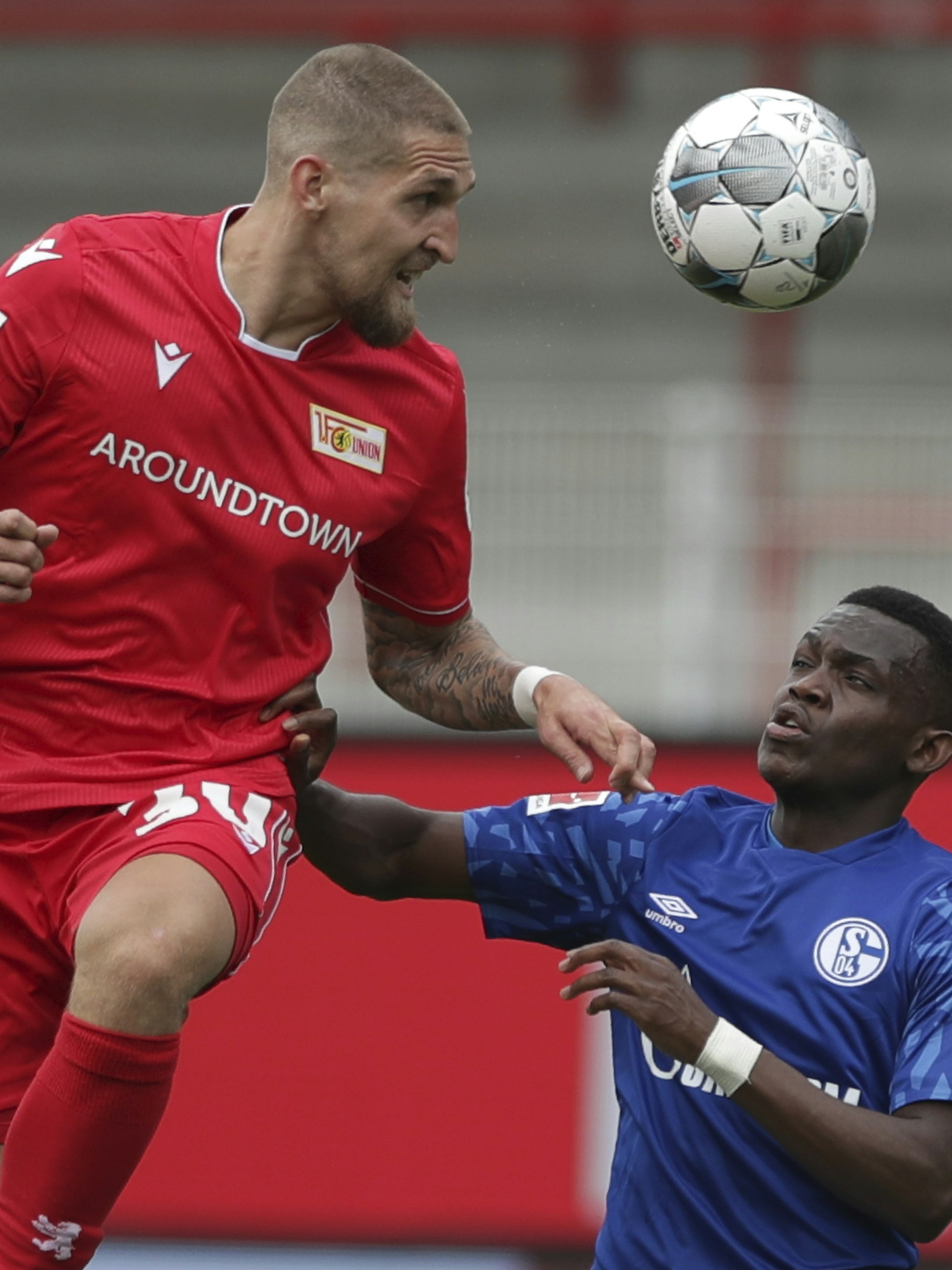 Robert Andrich (l. - hier im Kopfballduell mit Schalkes Rabbi Matondo - erzielte gegen die Königsblauen sein erstes Bundesligator.