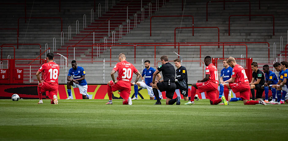 Die Spieler des 1. FC Union und von Schalke 04 setzen ein Zeichen gegen Rassismus vor dem Anpfiff der Bundesliga-Partie am Sonntag im Stadion An der Alten Försterei.