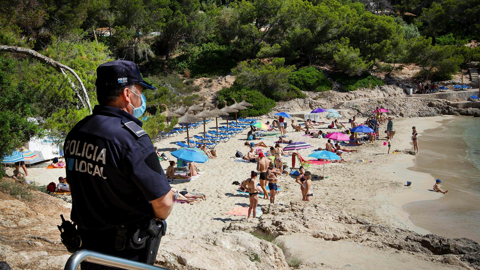 Die Strände in Spanien werden durch Polizei oder Videokameras überwacht.