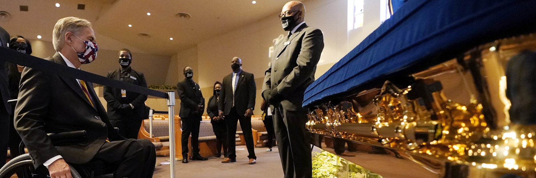 Greg Abbott, auf den Rollstuhl angewiesener republikanischer Gouverneur von Texas, am Sarg George Floyds in einer Kirche Houstons.