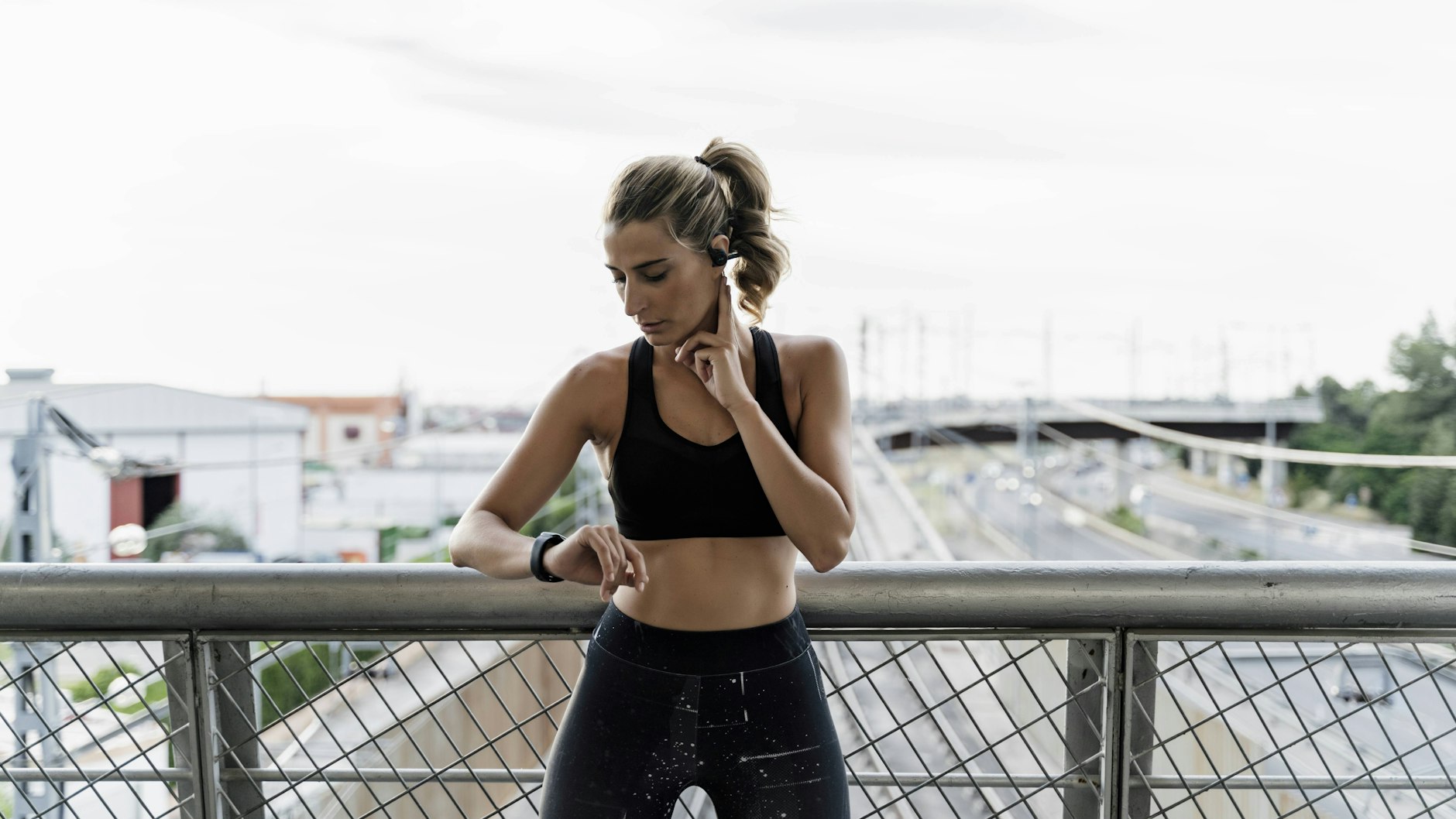 Die klassische Methode der Puls-Messung: mit Finger und Armbanduhr.