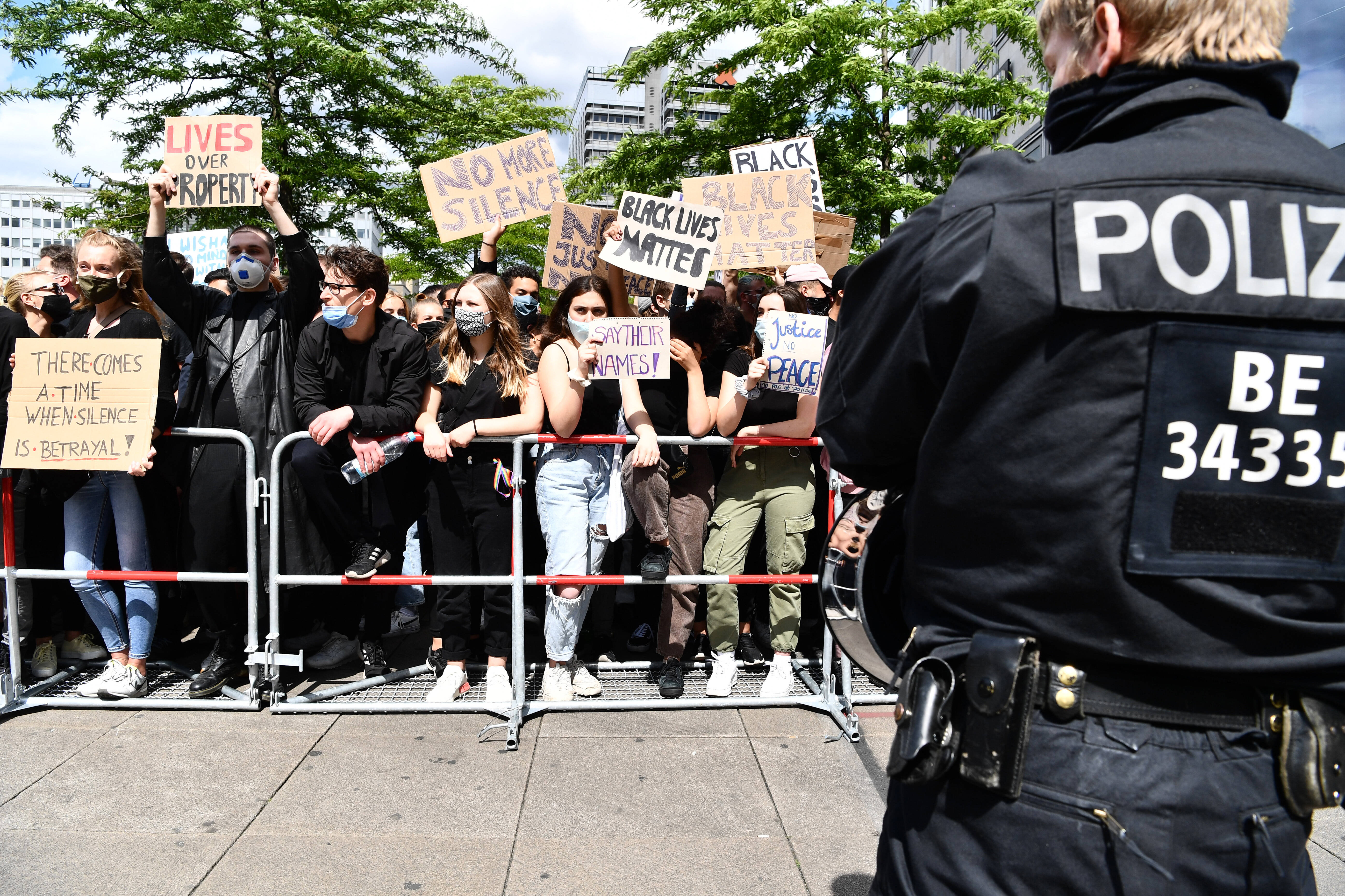 Eskalation Bei Anti-Rassismus-Demo : Provozierte Polizeigewalt?