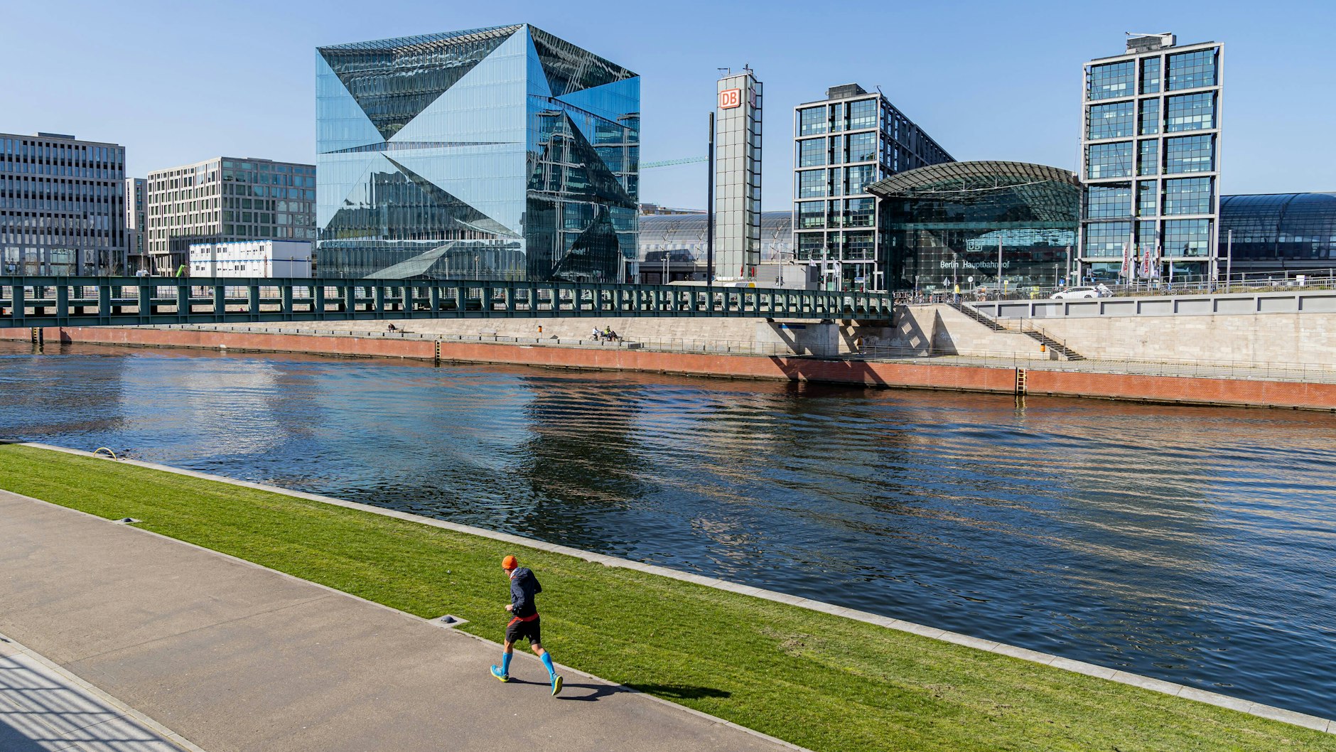 Diesem Solo-Läufer kann geholfen werden: In Berlin gibt es mehr als 50 Lauftreffs.