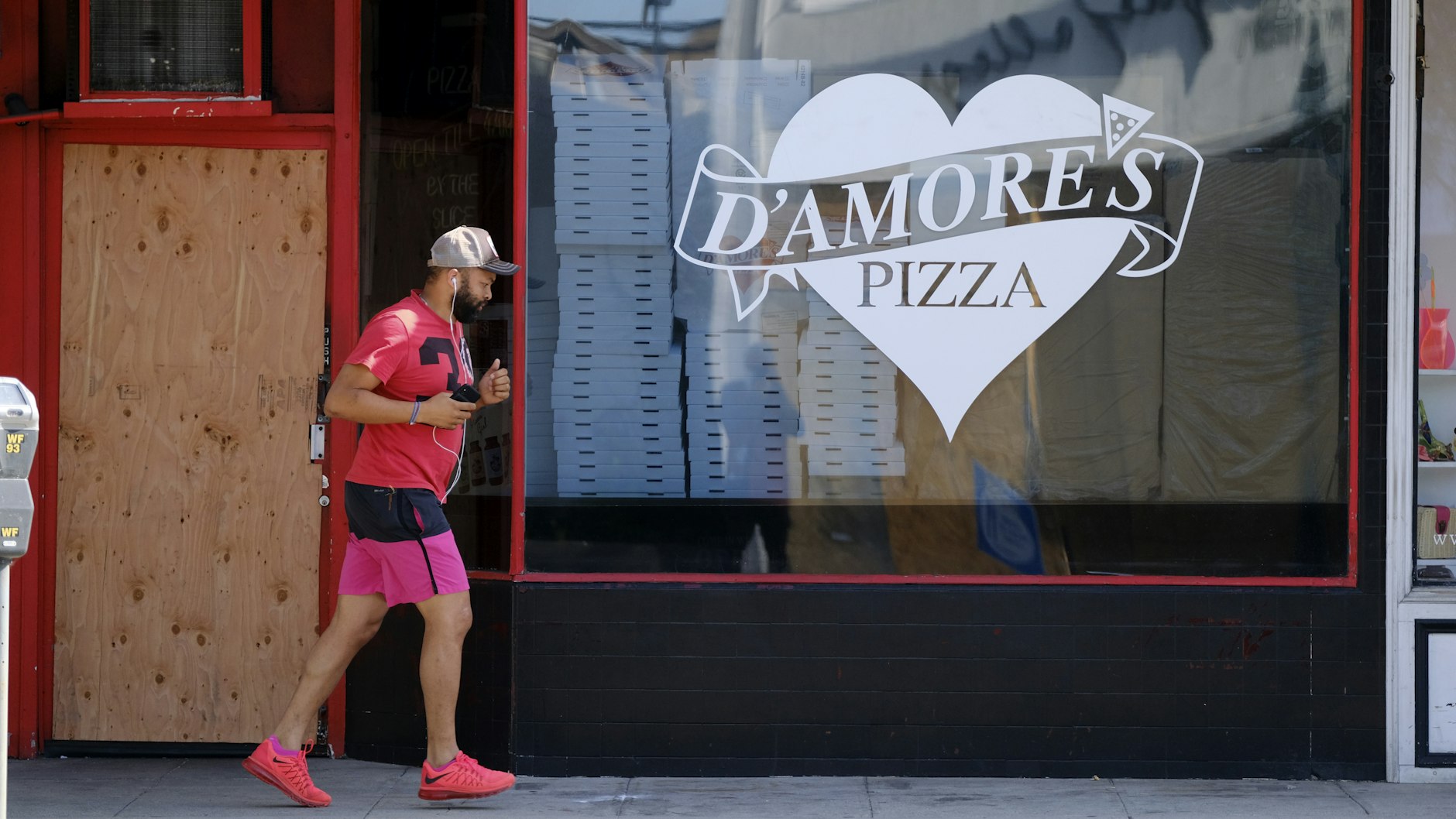 Kalorien sparen mal anders: Ein Jogger passiert eine geschlossene Pizzeria.&nbsp;