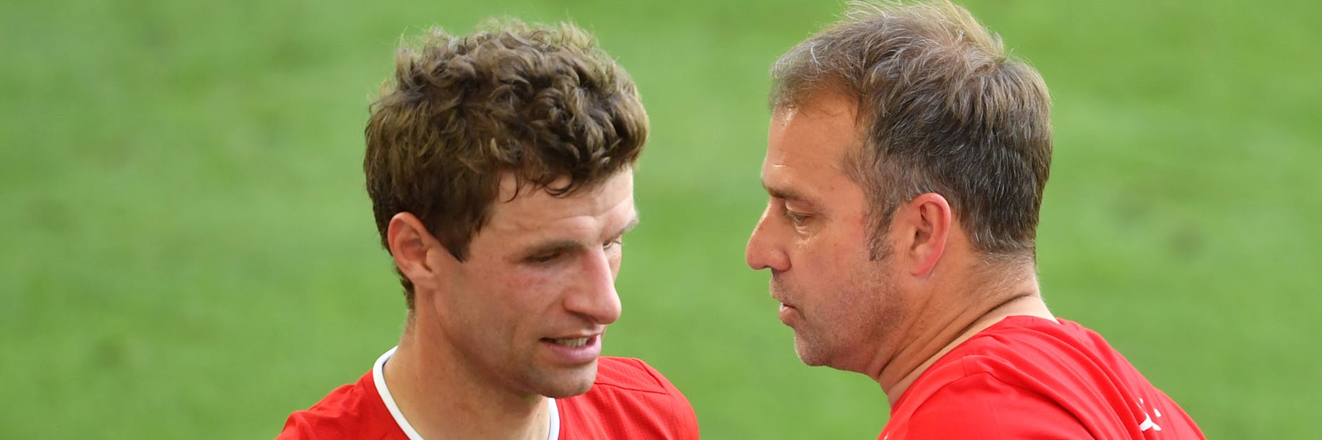 Thomas Müller (l.) und Bayern-Trainer Hansi Flick droht im Sommer einige Mehrarbeit. 