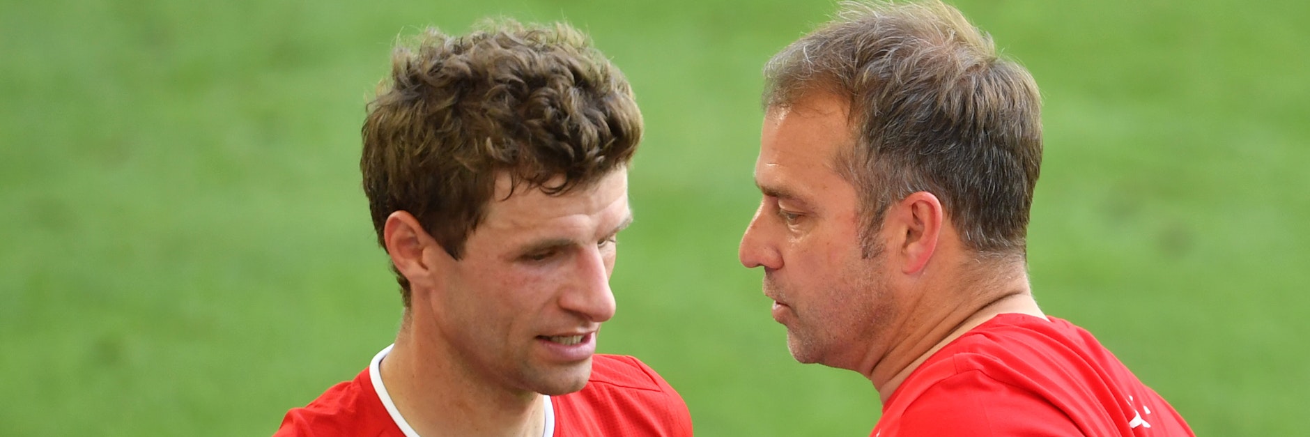 Thomas Müller (l.) und Bayern-Trainer Hansi Flick droht im Sommer einige Mehrarbeit.&nbsp;