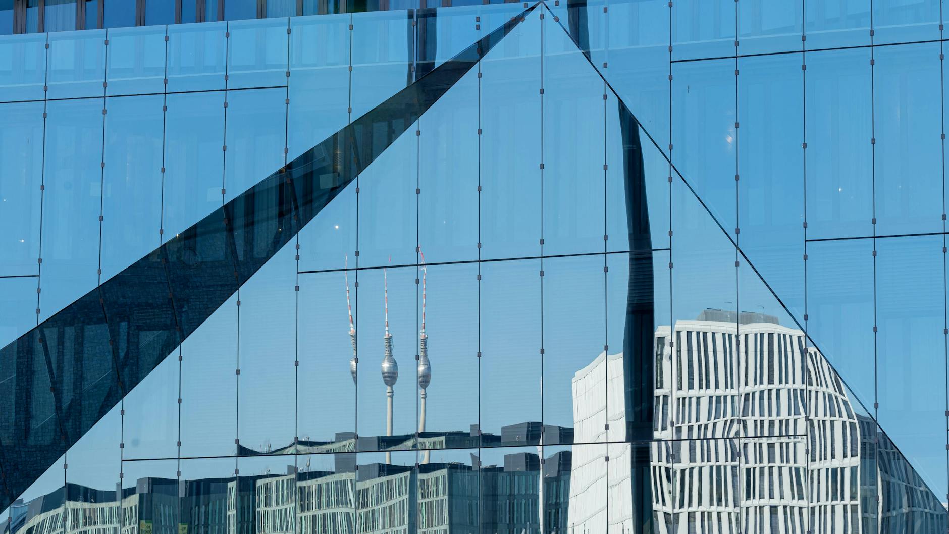 Häuser spiegeln sich an der Fassade des Cubes. Am Hauptbahnhof ist ein ein modernes Viertel entstanden.