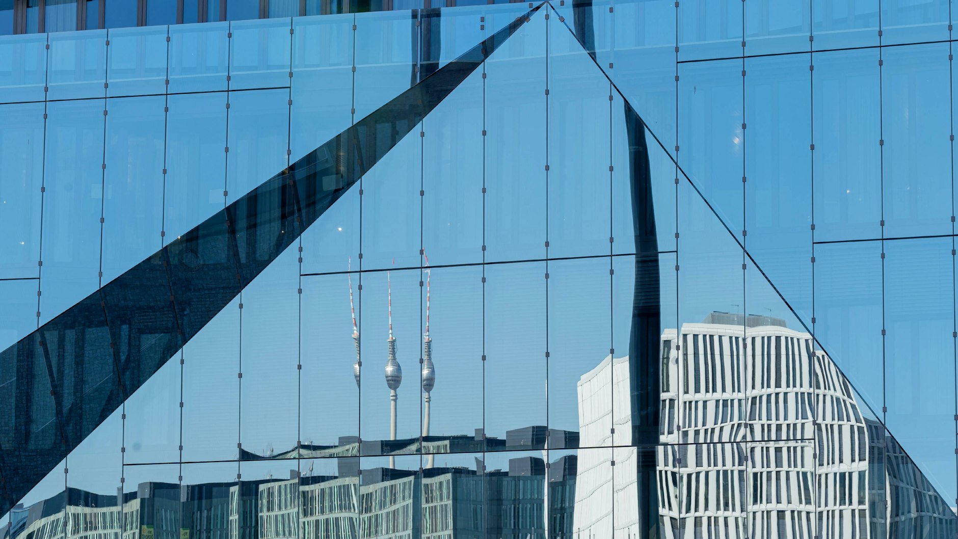 Häuser spiegeln sich an der Fassade des Cubes. Am Hauptbahnhof ist ein ein modernes Viertel entstanden.