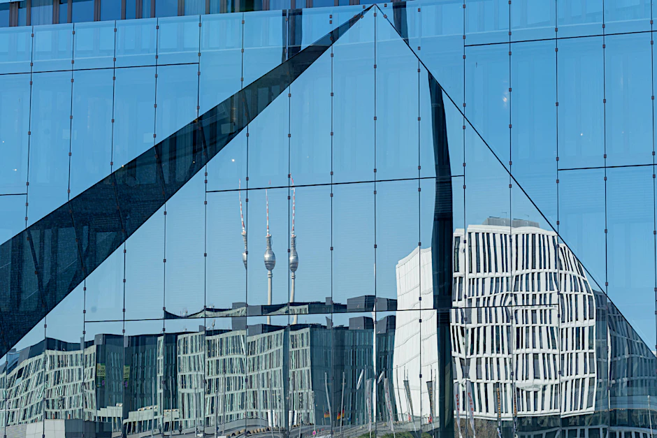 Häuser spiegeln sich an der Fassade des Cubes. Am Hauptbahnhof ist ein ein modernes Viertel entstanden.