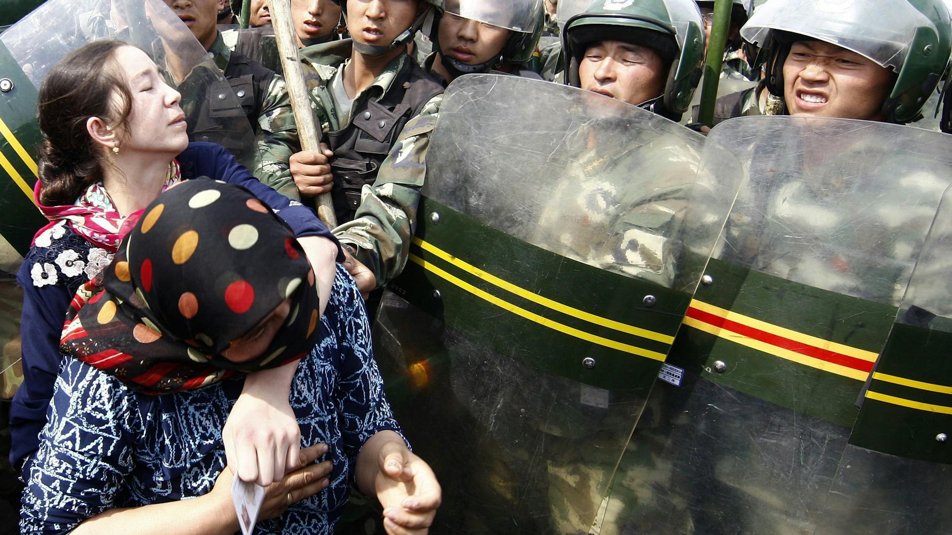 Bereits 2009 gab es Zusammenstöße von Uiguren mit chinesischen „Sicherheitskräften“. Heute zerstreuen die schon kleine Menschenansammlungen.