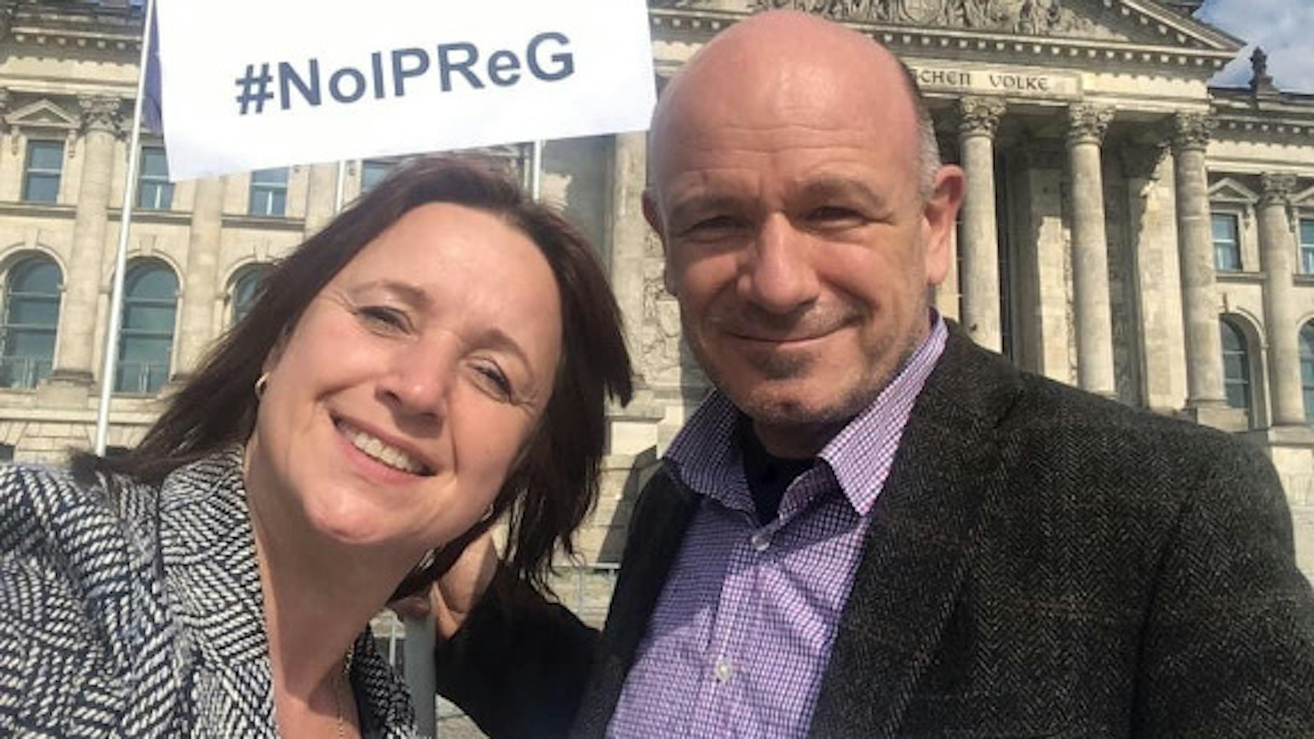 Pflegedienstleiter Sebastian Stegmaier aus Dresden mit seiner Mitarbeiterin Anita Konecna beim Protest in Berlin.&nbsp;