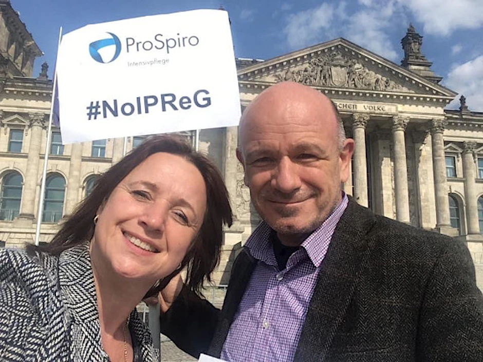Pflegedienstleiter Sebastian Stegmaier aus Dresden mit seiner Mitarbeiterin Anita Konecna beim Protest in Berlin.&nbsp;