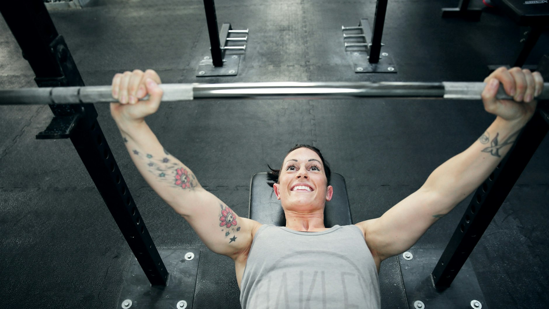 Verena Sam trainiert in einem Fitnessstudio.