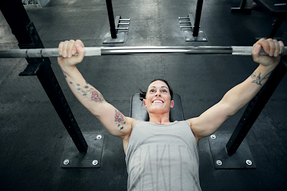 Verena Sam trainiert in einem Fitnessstudio.