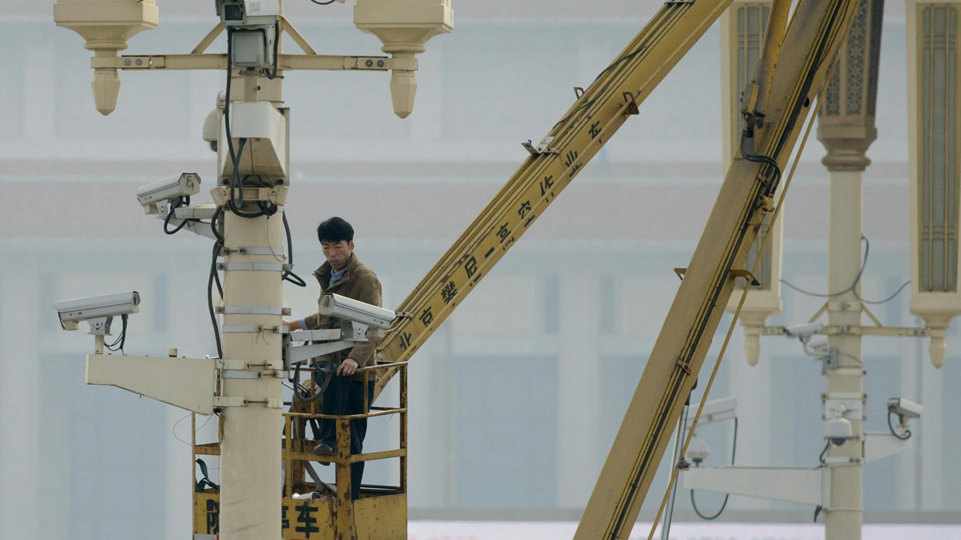 Und noch eine Kamera am Tian’anmen-Platz in Peking. Seit dem Massaker von 1989 will die KP Chinas hier besonders viel Überwachung.