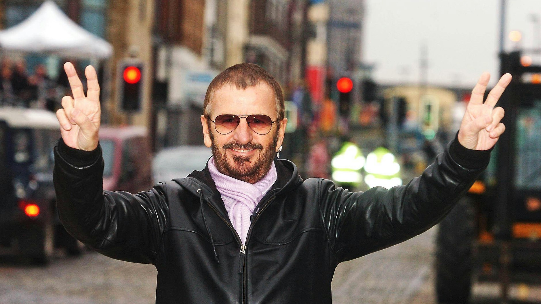 Ringo Starr zeigt es an: Er steht für Peace and Love