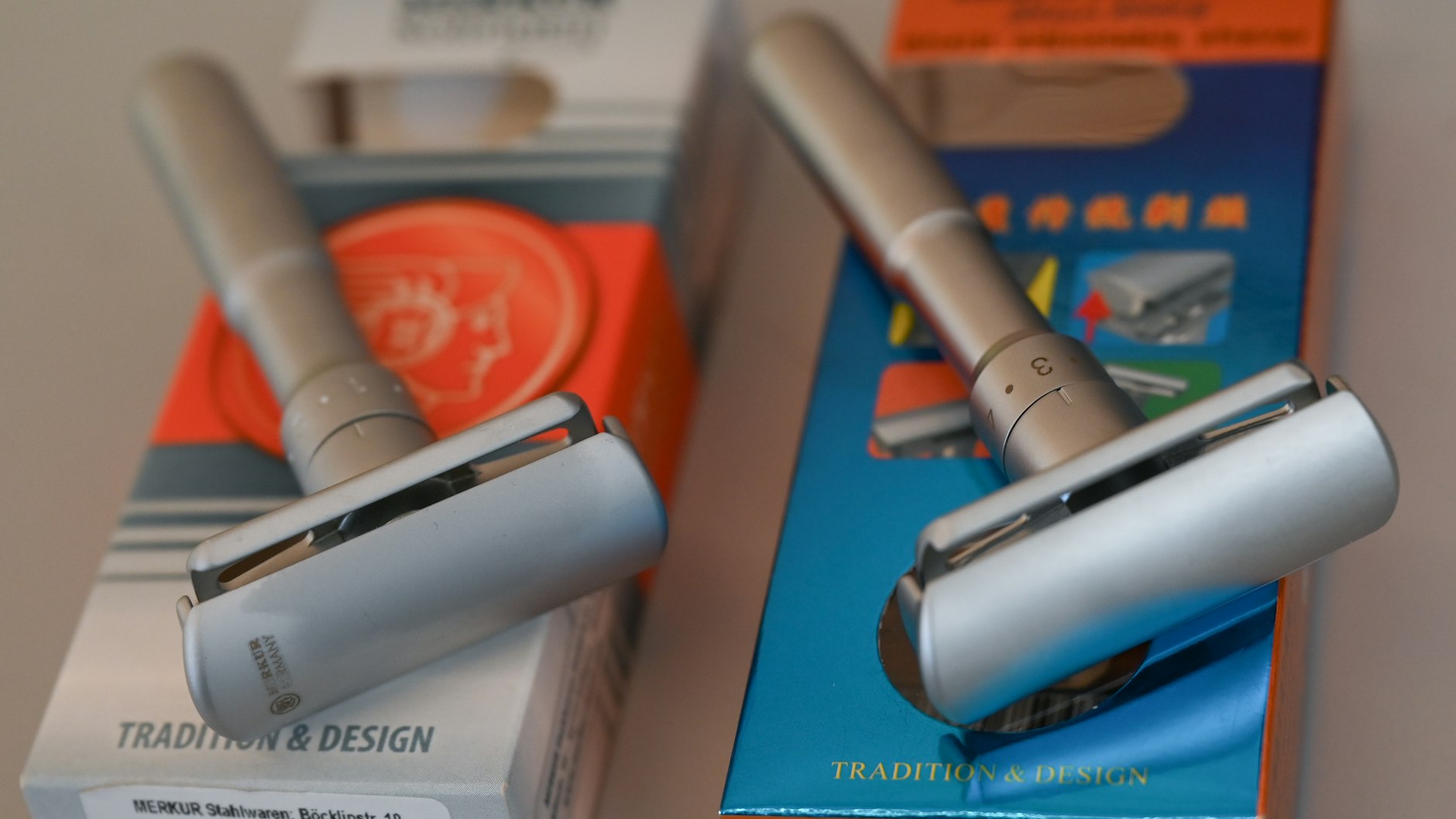 Selbst moderne Rasierhobel mit verstellbarer Klinge aus Solingen (links) wurden von einer chinesischen Firma kopiert.