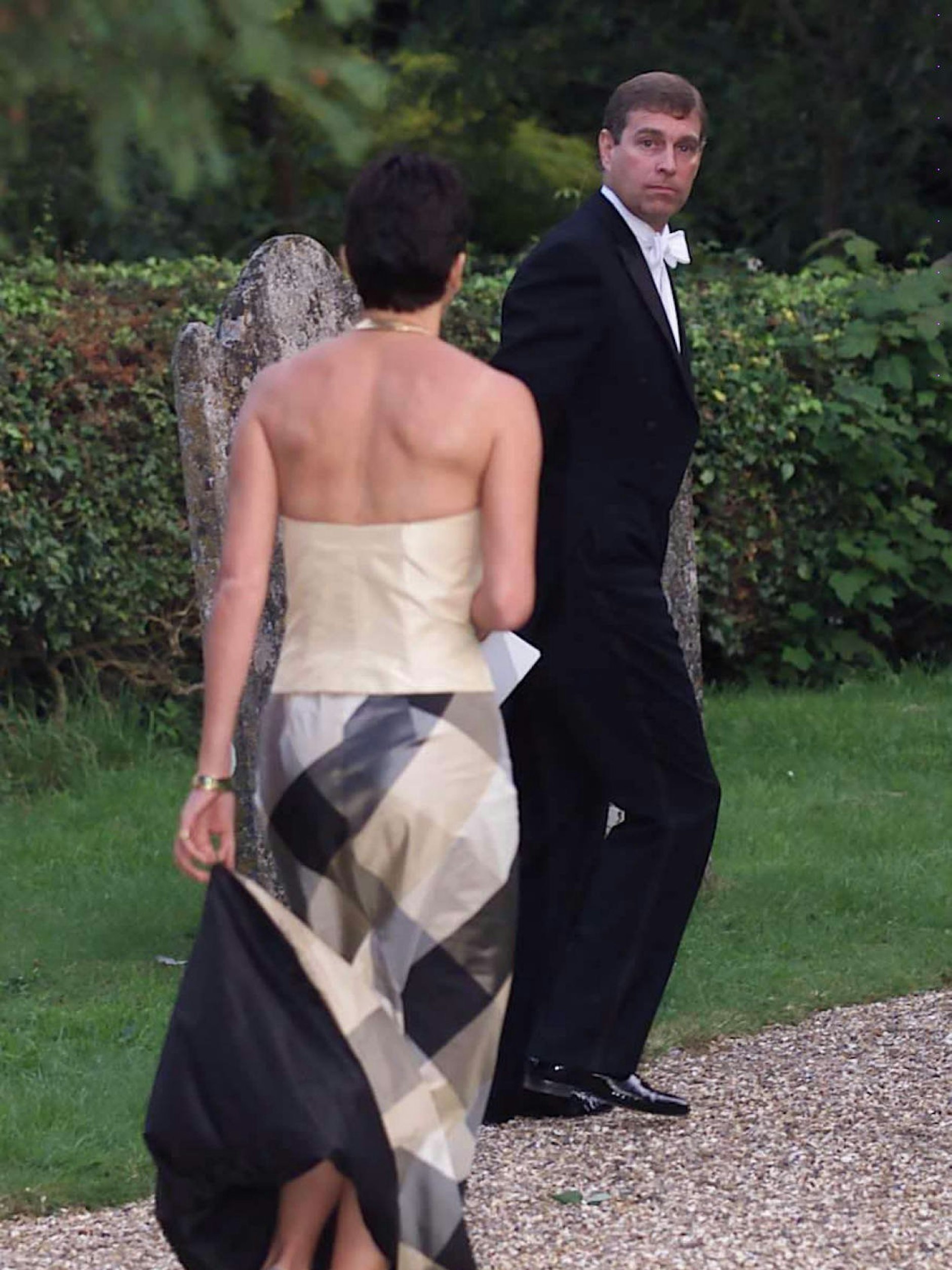 Im Jahr 2000 begleitete Ghislaine Maxwell Prinz Andrew zu einer Hochzeit.