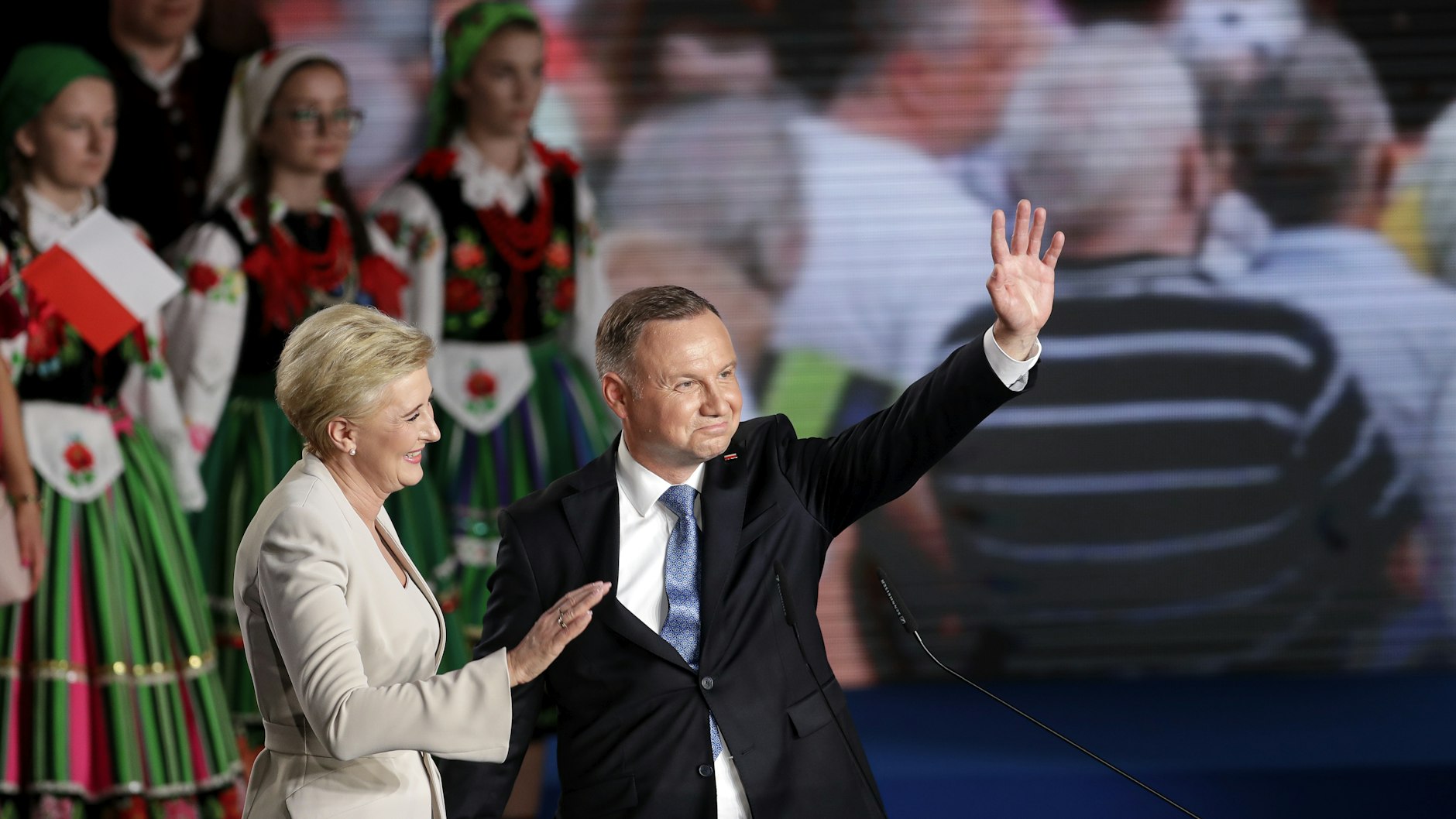 Präsident Andrzej Duda mit Ehefrau Agata - der 48-Jährige aus den Reihen der nationalkonservativen PiS-Partei kämpft um eine weitere Amtszeit.&nbsp;