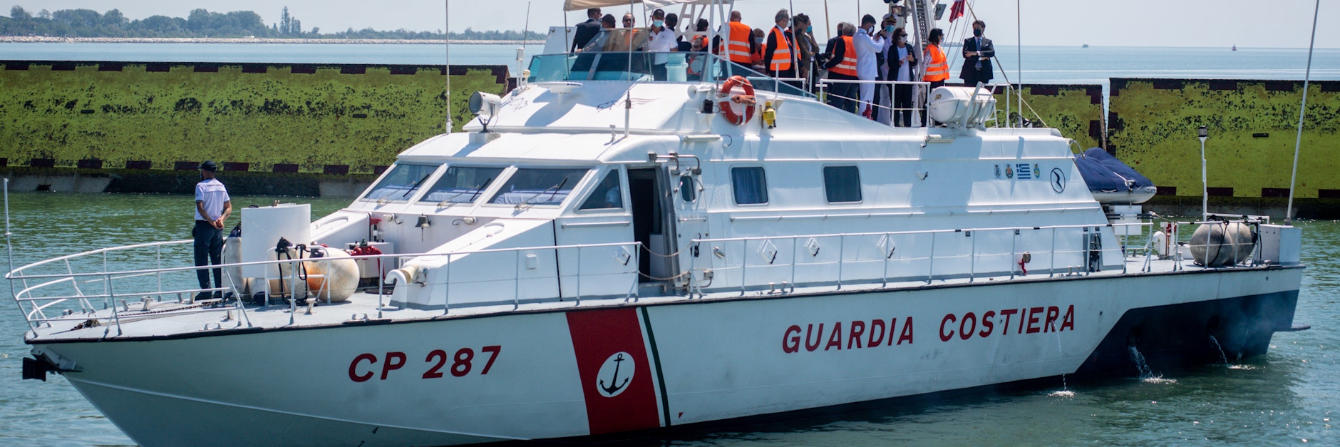 Von einem Boot aus beobachten Politiker und Wissenschaftler, wie das „Mose“-System hochfährt.