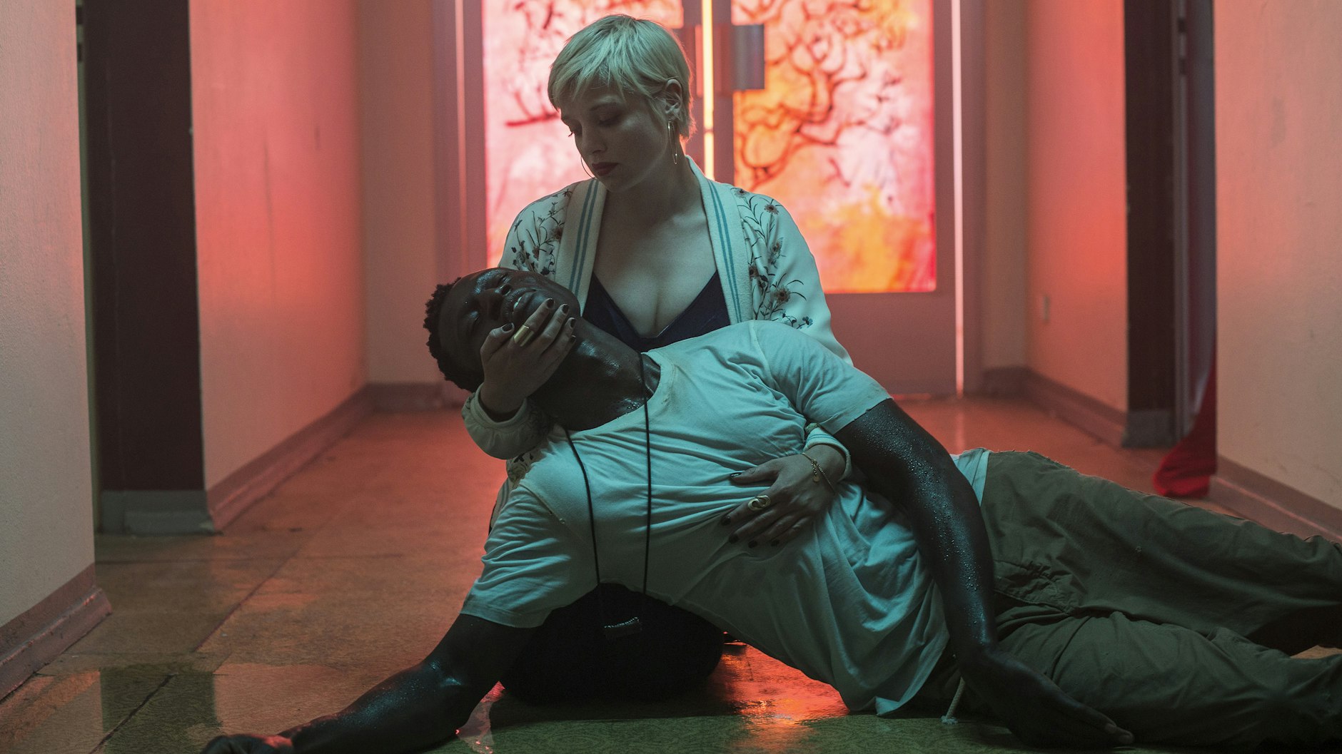 Szene aus „Berlin Alexanderplatz“ mit Jella Haase als Mieze und Welket Bungué als Franz.