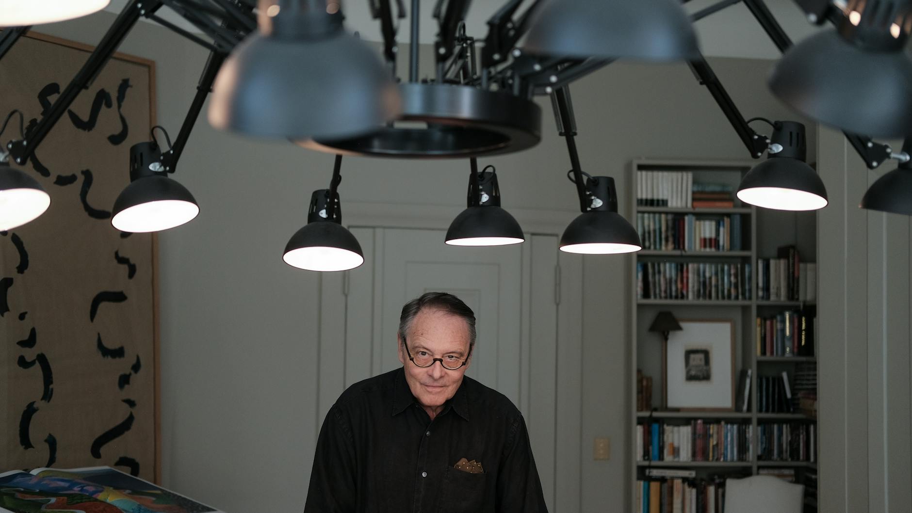 Regisseur Gero von Boehm in seinem Berliner Arbeitsrefugium. Genau so ein Spinnenleuchter von Moooi hängt auch über den ZDF-Talks des Philosophen Richard David Precht, die von Boehm produziert. 