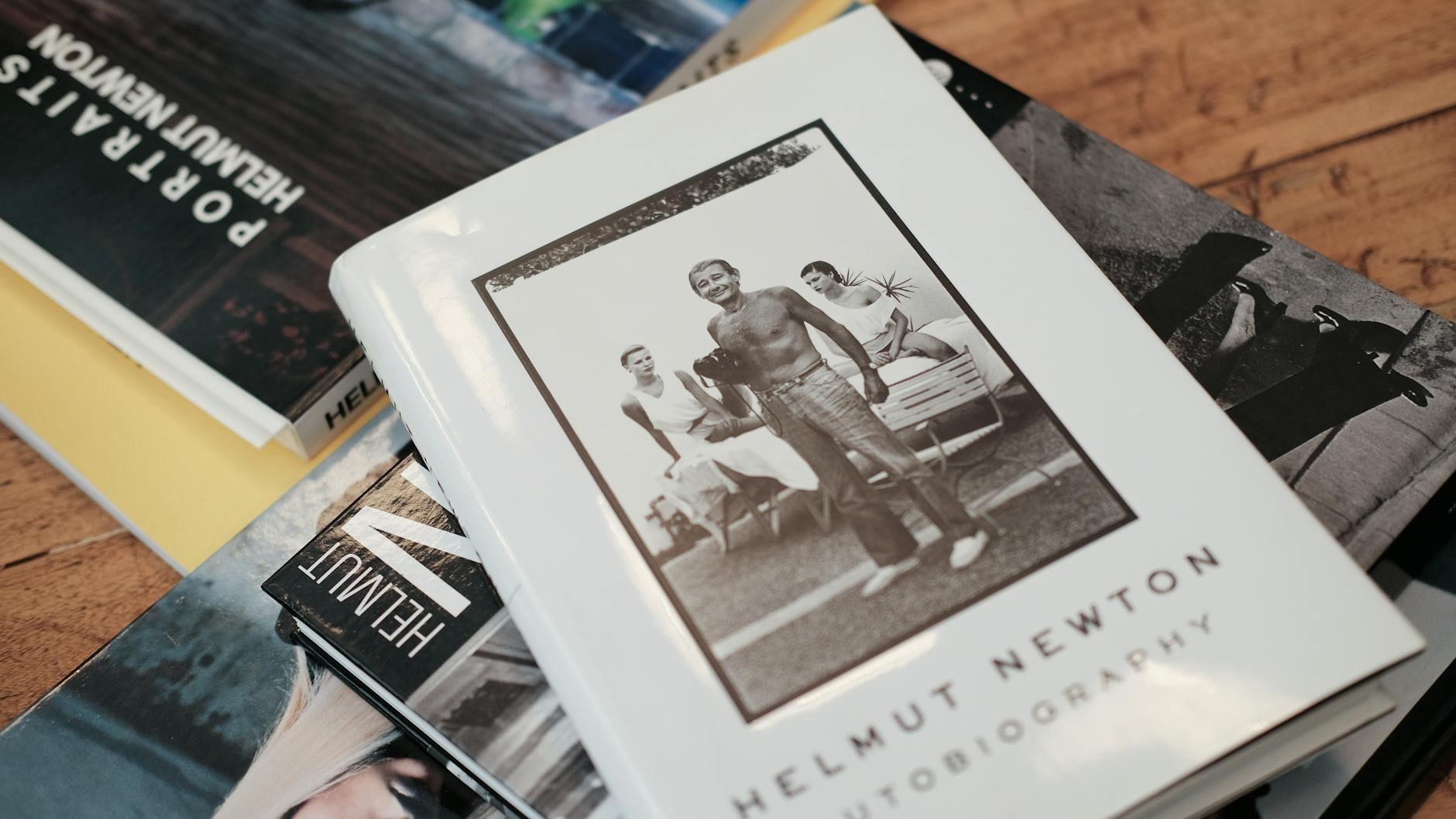 Omnipräsenter Helmut: Ausstellungskataloge und Literatur zu Newton auf Gero von Boehms großem Arbeitstisch.