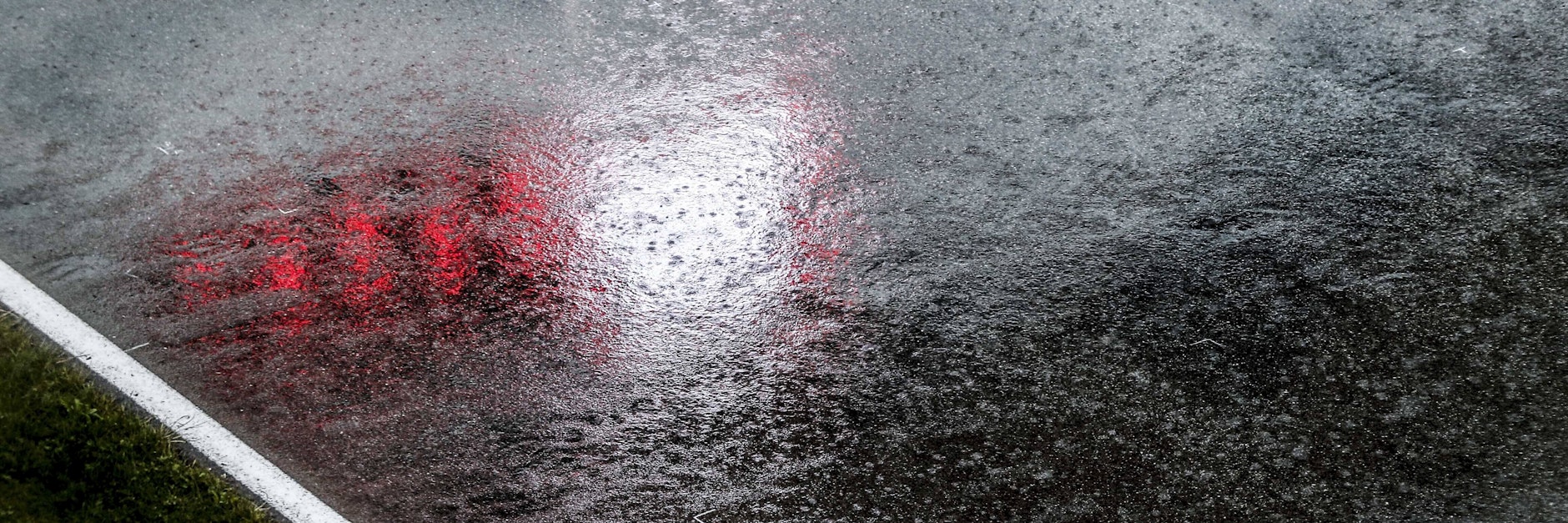 Klitschnasser Asphalt gefährderte die sichere Durchführung des freien Trainings und des Qualifyings in Österreich.&nbsp;