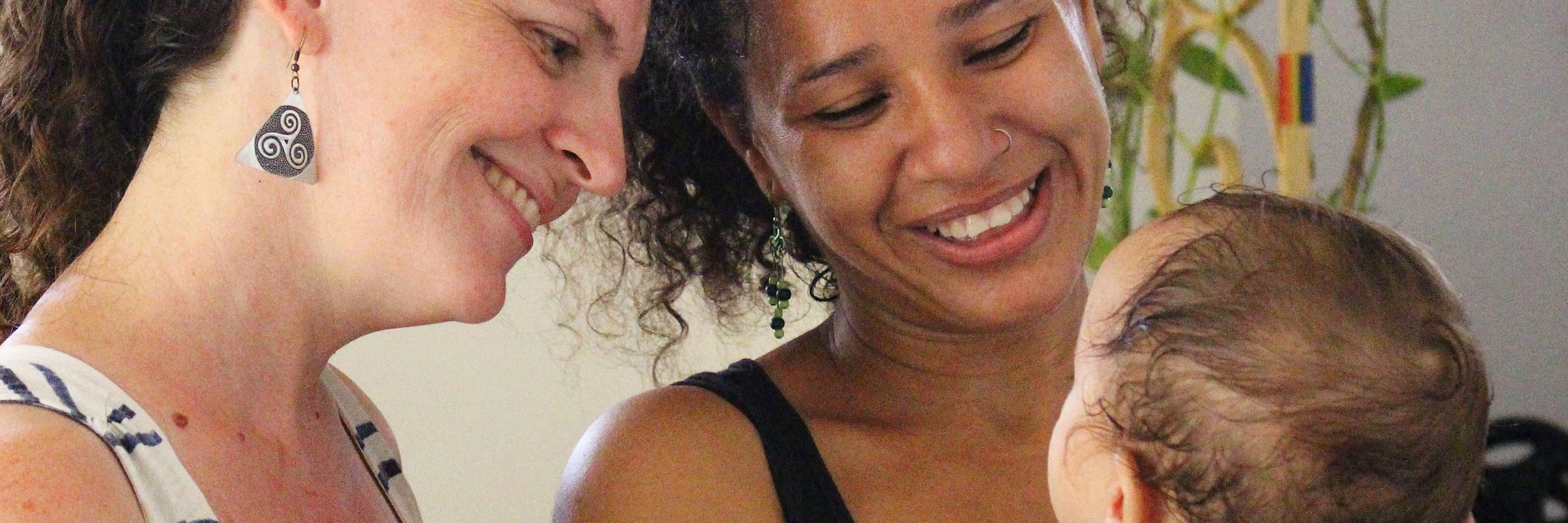 Die Mütter Hope Bastian (l.) und Dachelys Valdés spielen mit ihrem Sohn Paulo in ihrer Wohnung in der kubanischen Hauptstadt Havanna.