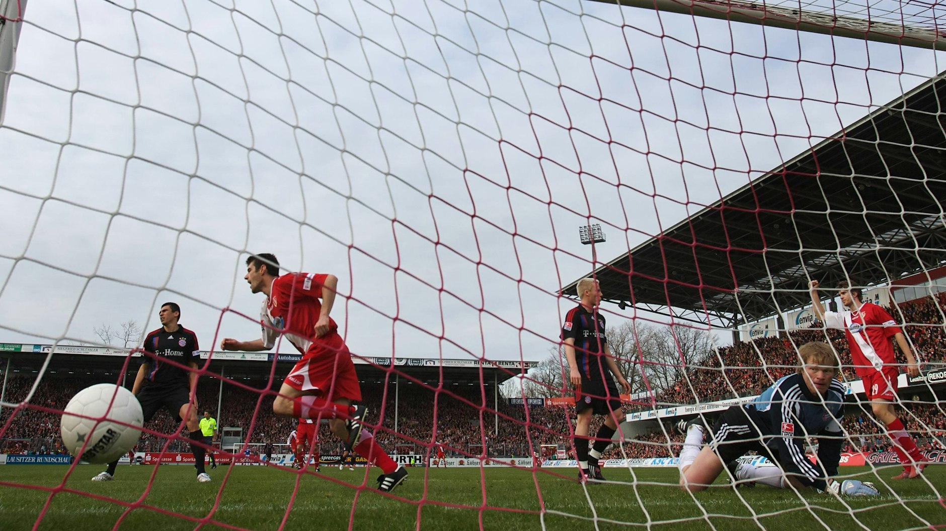 Am 15. März 2008 schlägt Energie Cottbus den FC Bayern München im Stadion der Freundschaft mit 2:0.