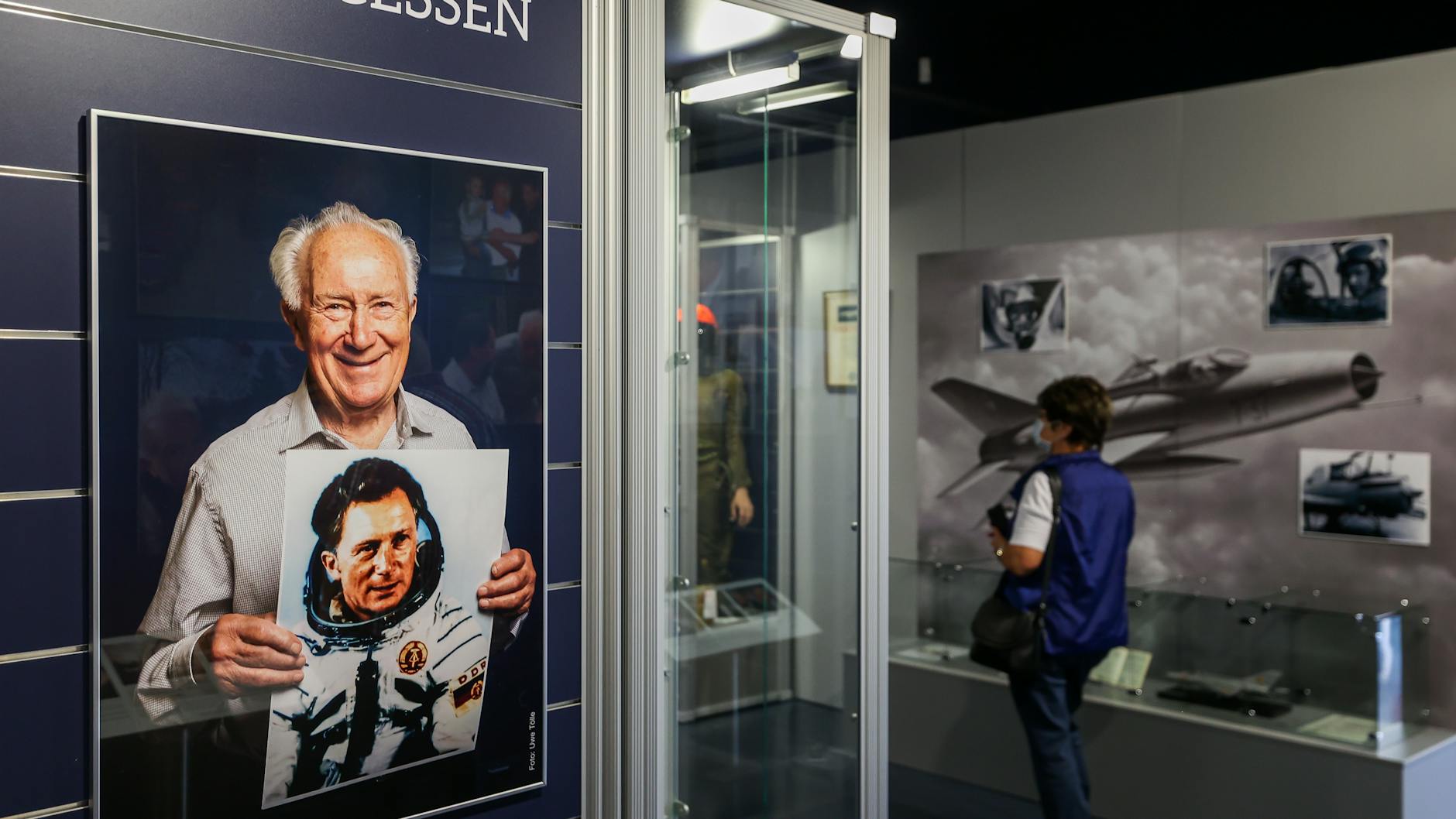 Ein Foto des Astronauten Sigmund Jähn hängt in einer Sonderausstellung in der Deutschen Raumfahrtausstellung im sächsischen Morgenröthe-Rautenkranz.