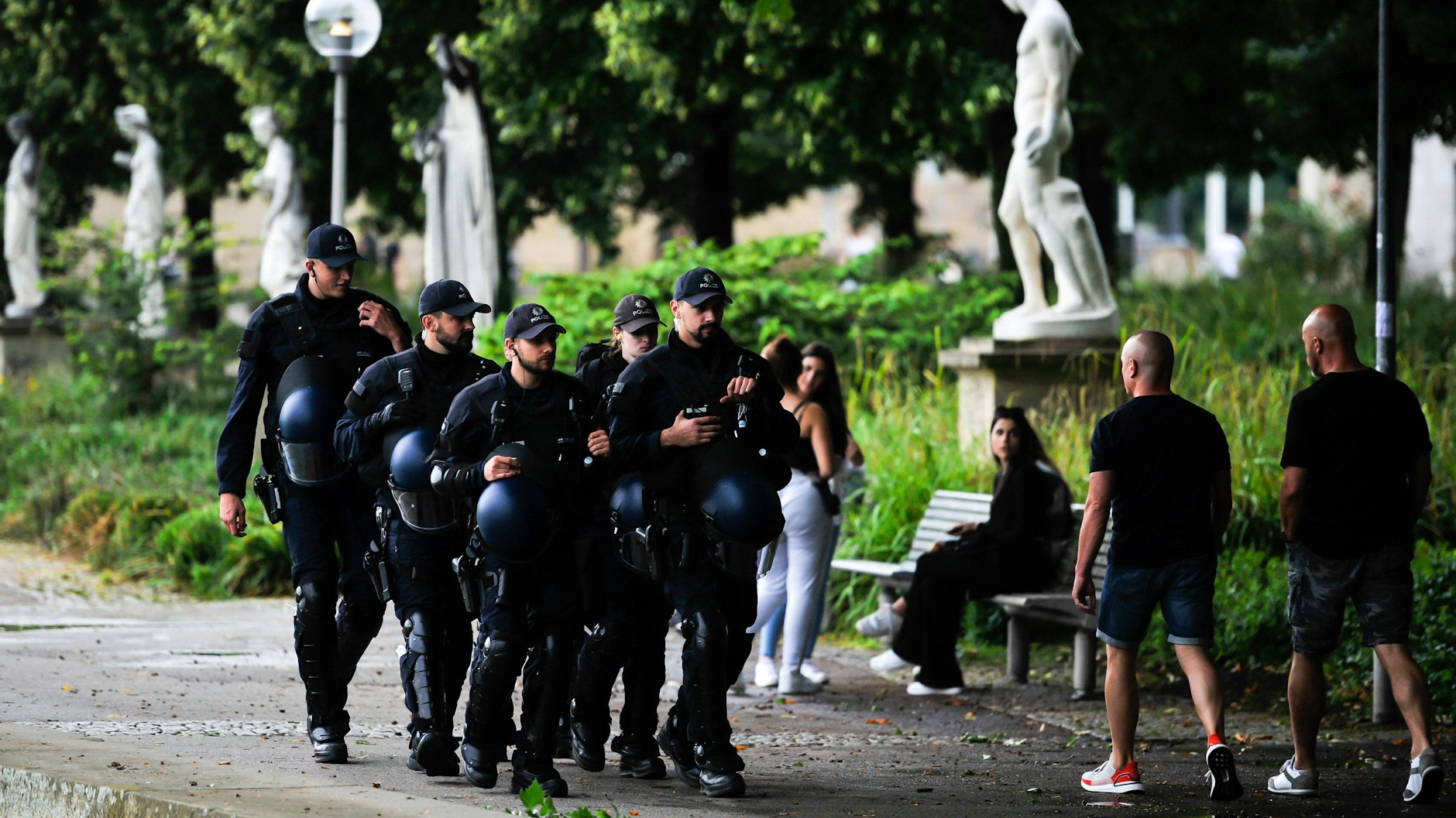 Polizisten patrouillieren Tage nach der Krawallnacht im Stuttgarter Schlossgarten. Dort treffen sich regelmäßig Jugendliche, unter ihnen sollen auch die Tatverdächtigen aus der Stuttgarter Party-Szene gewesen sein. 