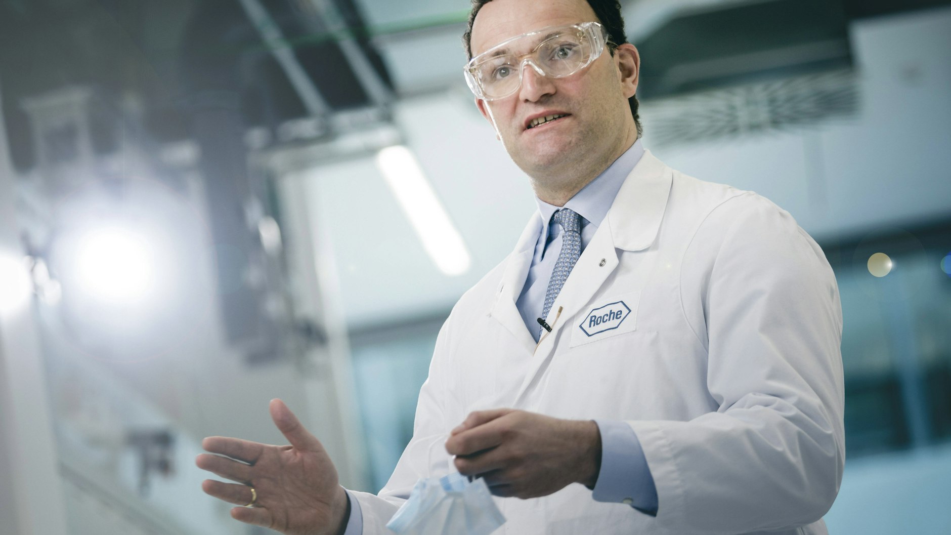 Bundesgesundheitsminister Jens Spahn (CDU) beim Pharmariesen Roche in Penzberg (Bayern) im Mai. Spahn unterstützt den Vorstoß des Welt-Pharmaverbands, Antibiotika zu entwickeln. Auch Roche ist mit an Bord.