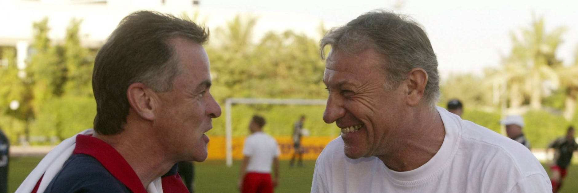 Als Cottbus noch Bundesligist war: Ex-Coach Eduard Geyer (r.) unterhält sich mit Bayerns damaligem Trainer Ottmar Hitzfeld.