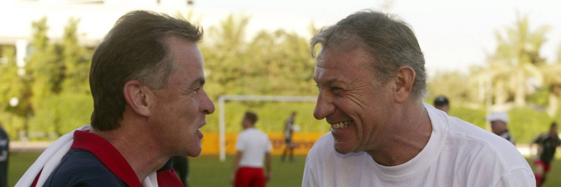Als Cottbus noch Bundesligist war: Ex-Coach Eduard Geyer (r.) unterhält sich mit Bayerns damaligem Trainer Ottmar Hitzfeld.