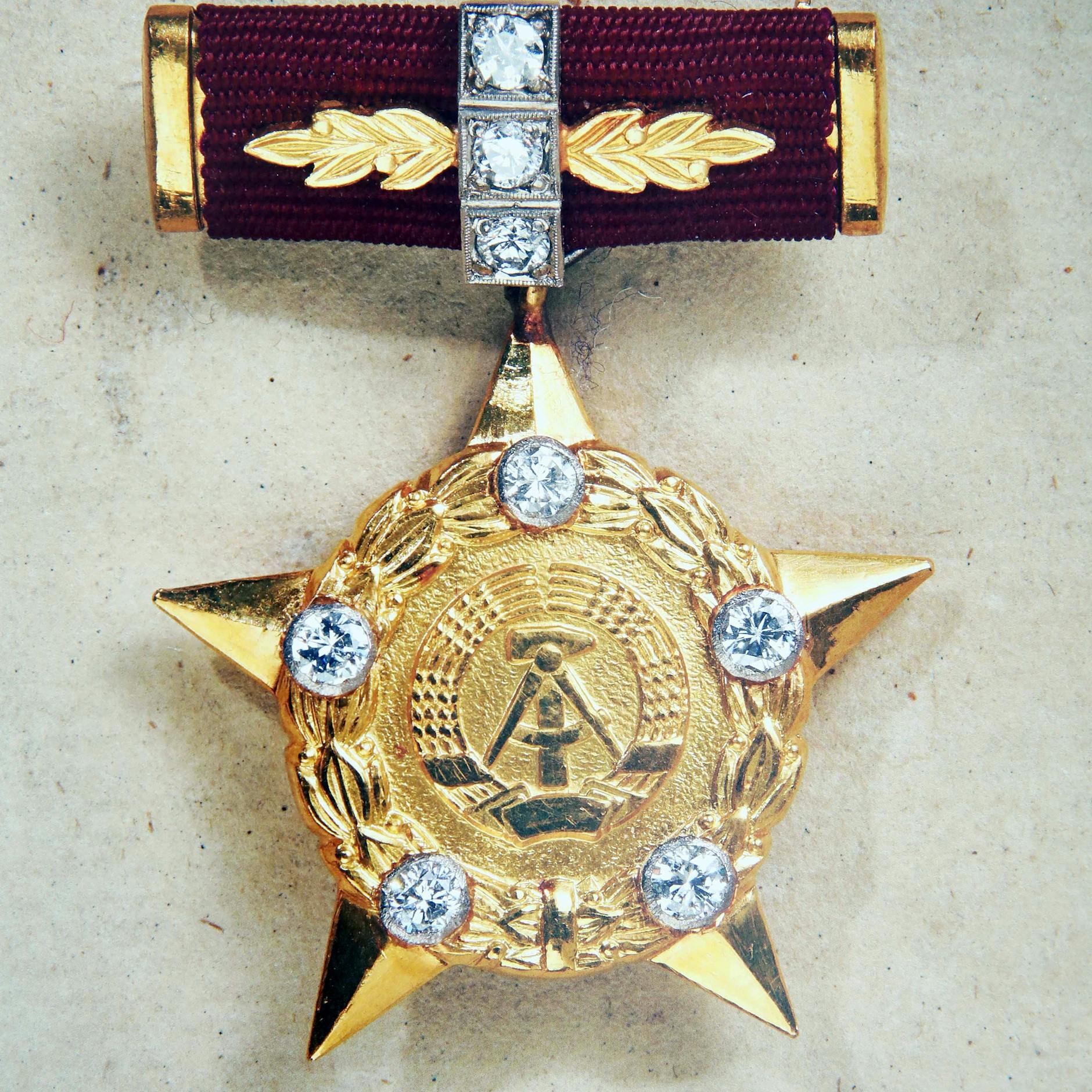 So wurde der Orden „Held der DDR“ im Katalog eines Auktionshauses angeboten. Gegen die Versteigerung ging der Bund rechtlich vor.