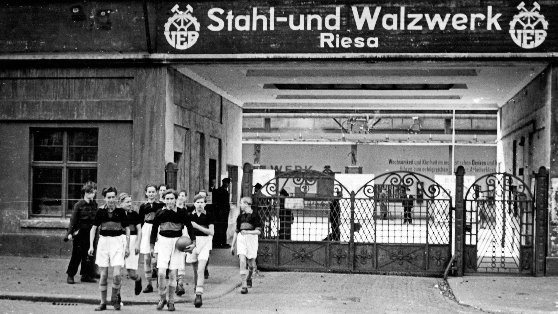 Die Betriebsfussballmannschaft des VEB Stahl- und Walzwerk Riesa, DDR 1950er Jahre.