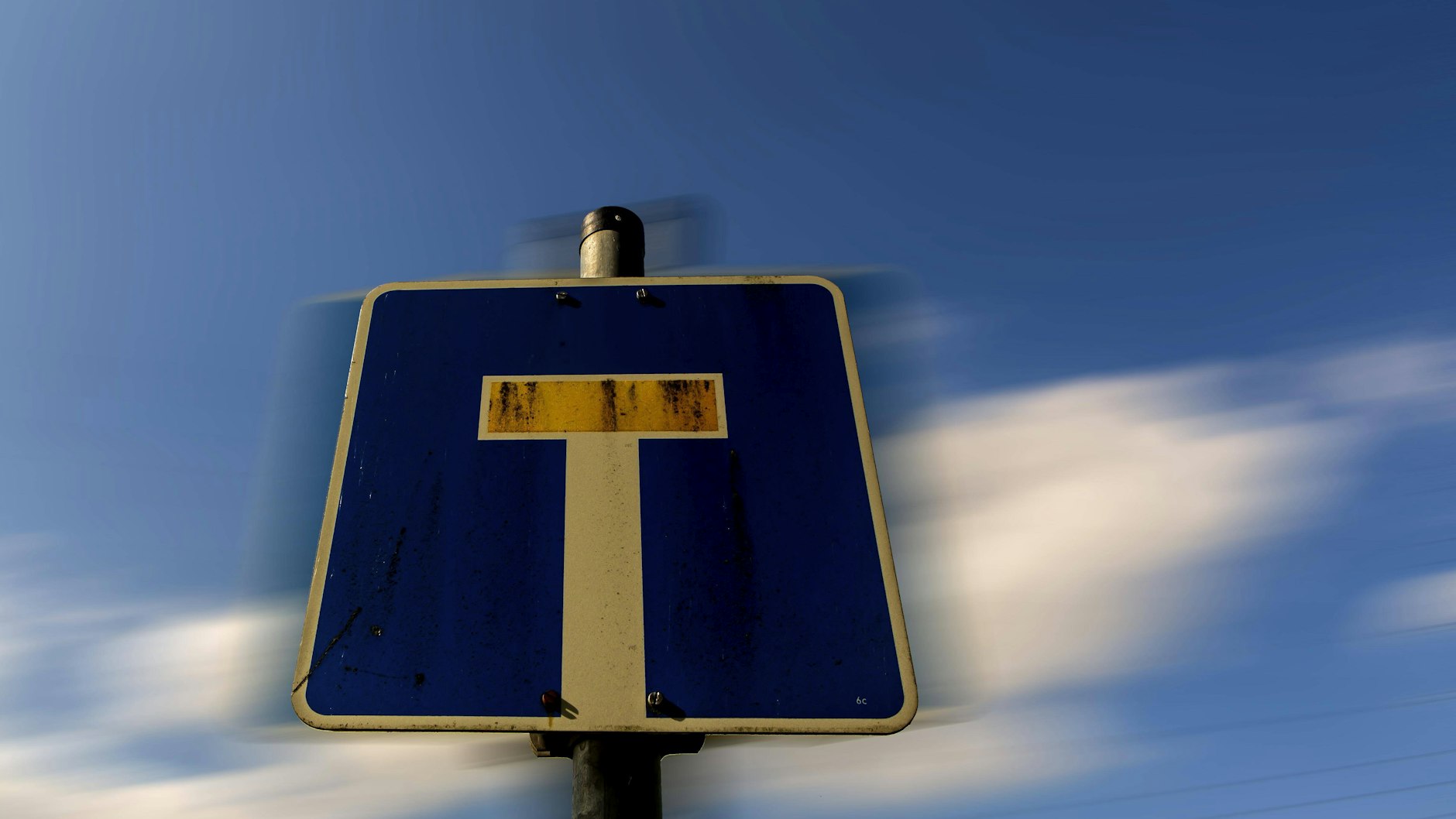 Sackgassen Verkehrsschild vor blauem Himmel.Viele Diskussionen führen mitunter in eine symbolische Sackgasse.