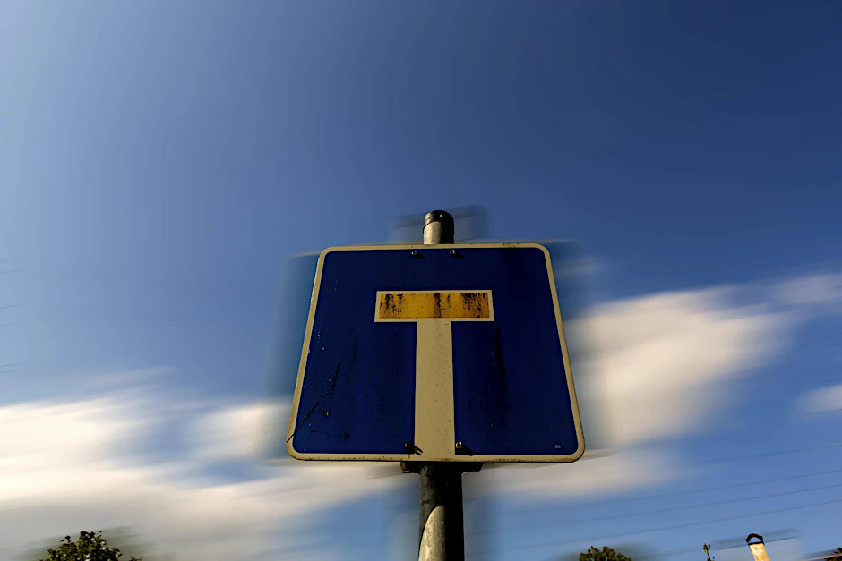 Sackgassen Verkehrsschild vor blauem Himmel.Viele Diskussionen führen mitunter in eine symbolische Sackgasse.