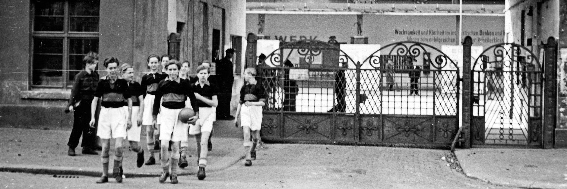 Die Betriebsfussballmannschaft des VEB Stahl- und Walzwerk Riesa, DDR 1950er Jahre.