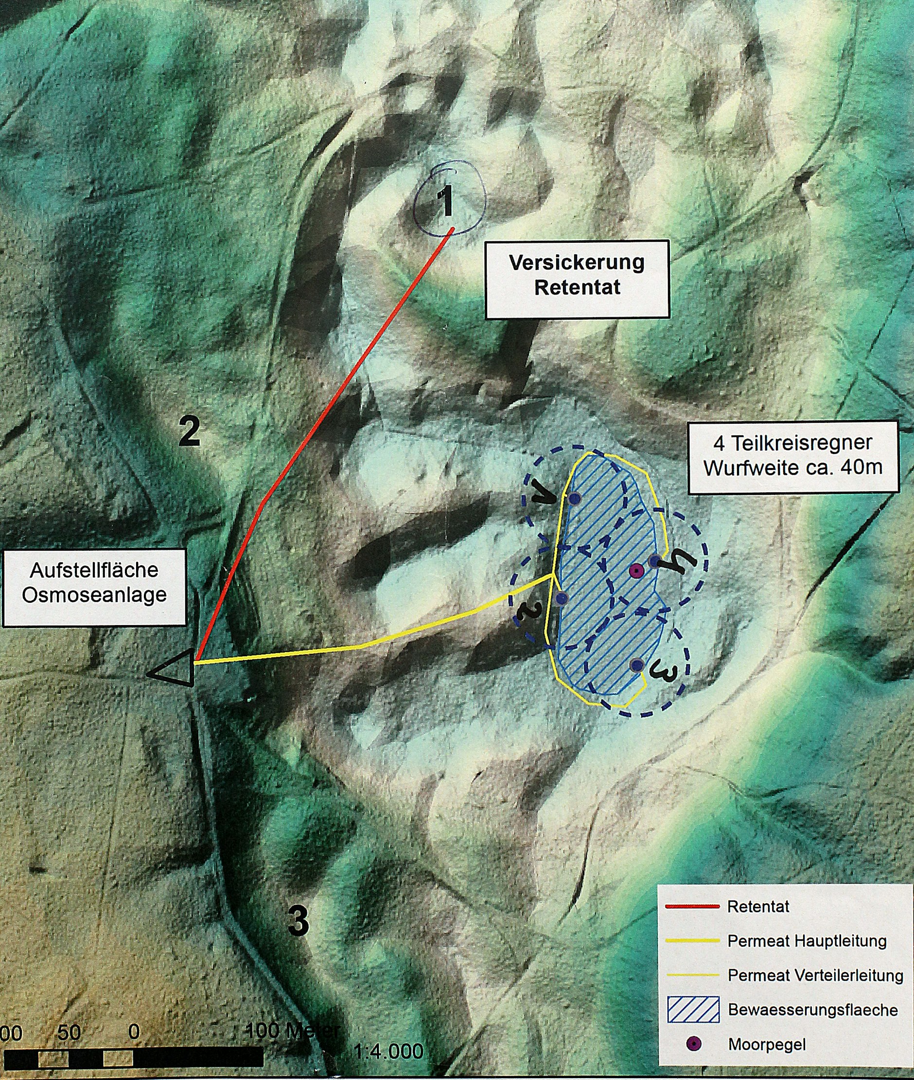 Die Karte zeigt die Beregnungsanlage: Links wird das Wasser aufbereitet, die gelben Linien zeigen die Leitungen zu den Wassersprengern am Rand des Barssees. Die rote Linie zeigt die Leitung, die das nährstoffreiche Restwasser (Retentat) zur Versickerung in den Wald leitet. Das Blaue ist das Moor.