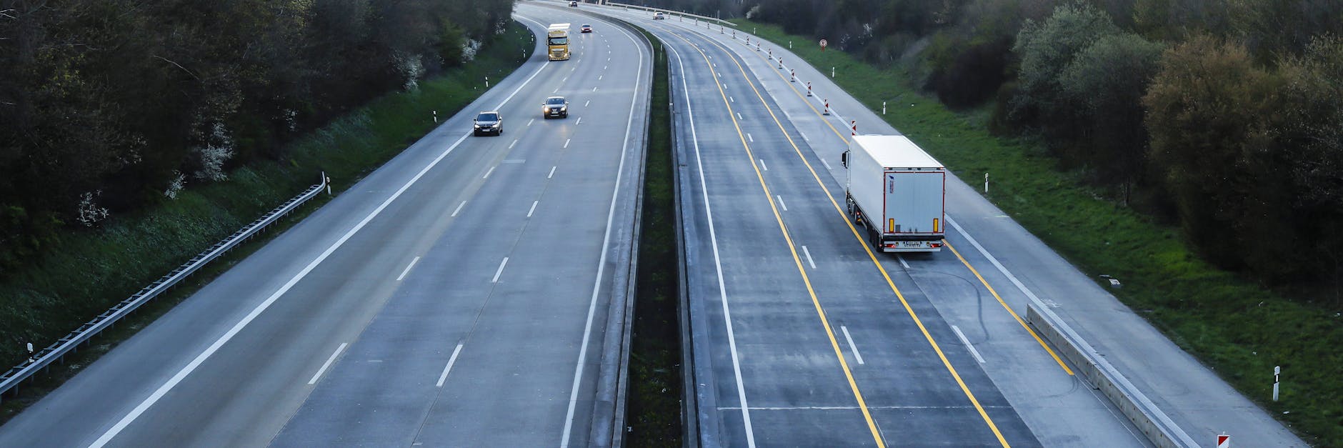 Eine leere Autobahn: In der Zeit der Kontakt-Sperre keine Seltenheit.