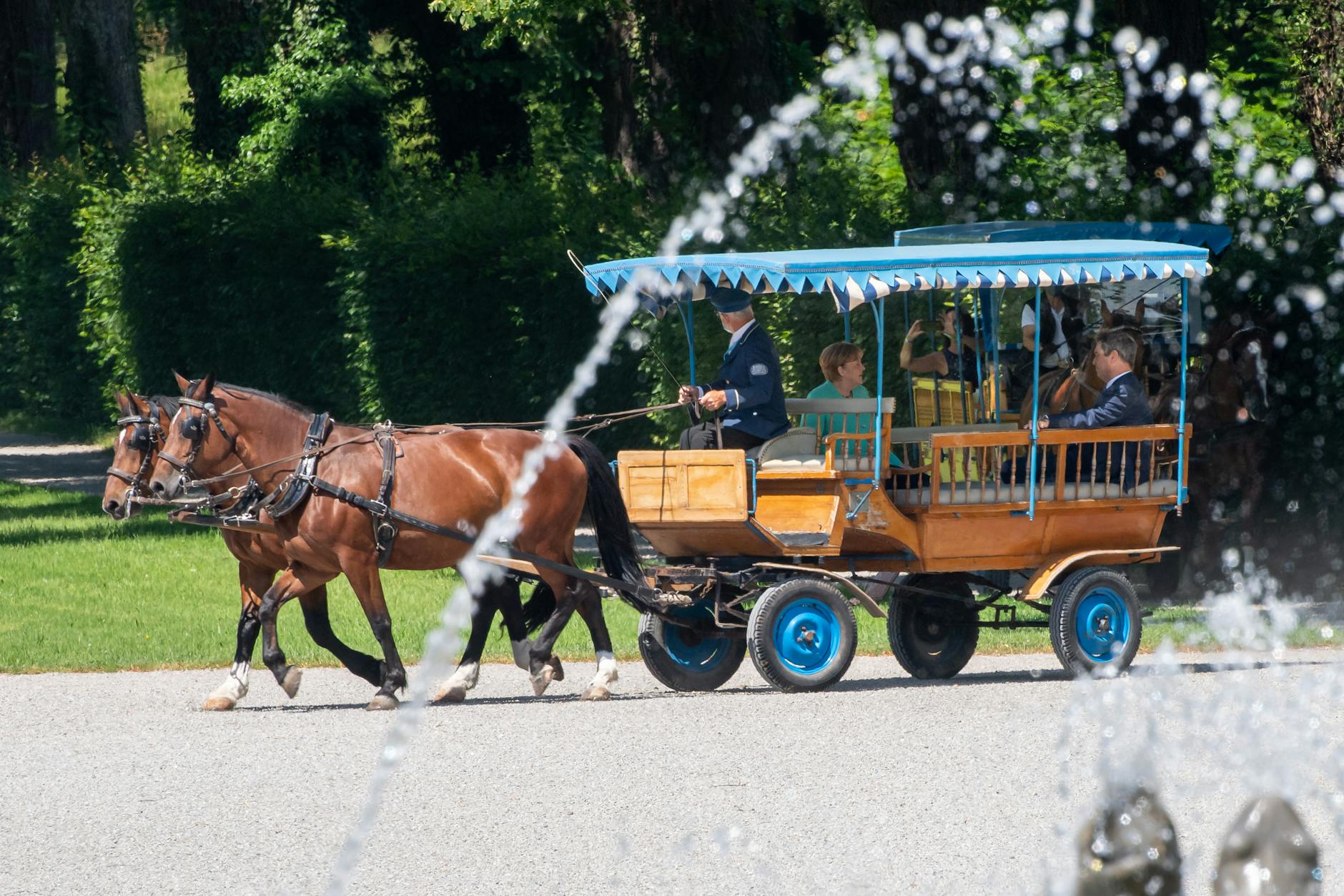 Merkel und Söder auf dem Kutsch-Weg zum Schloss, das Merkel schon als Kind kurz vor Mauerbau besucht hatte. Die Eltern nahmen sie aber nicht mit hinein. 
