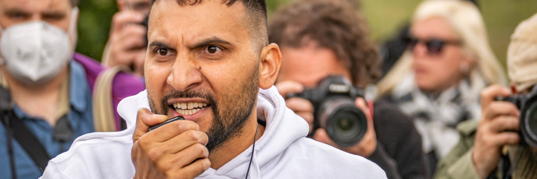 Der Hass hat ein Gesicht: Attila Hildmann bei einer Kundgebung vor dem Reichstagsgebäude. 