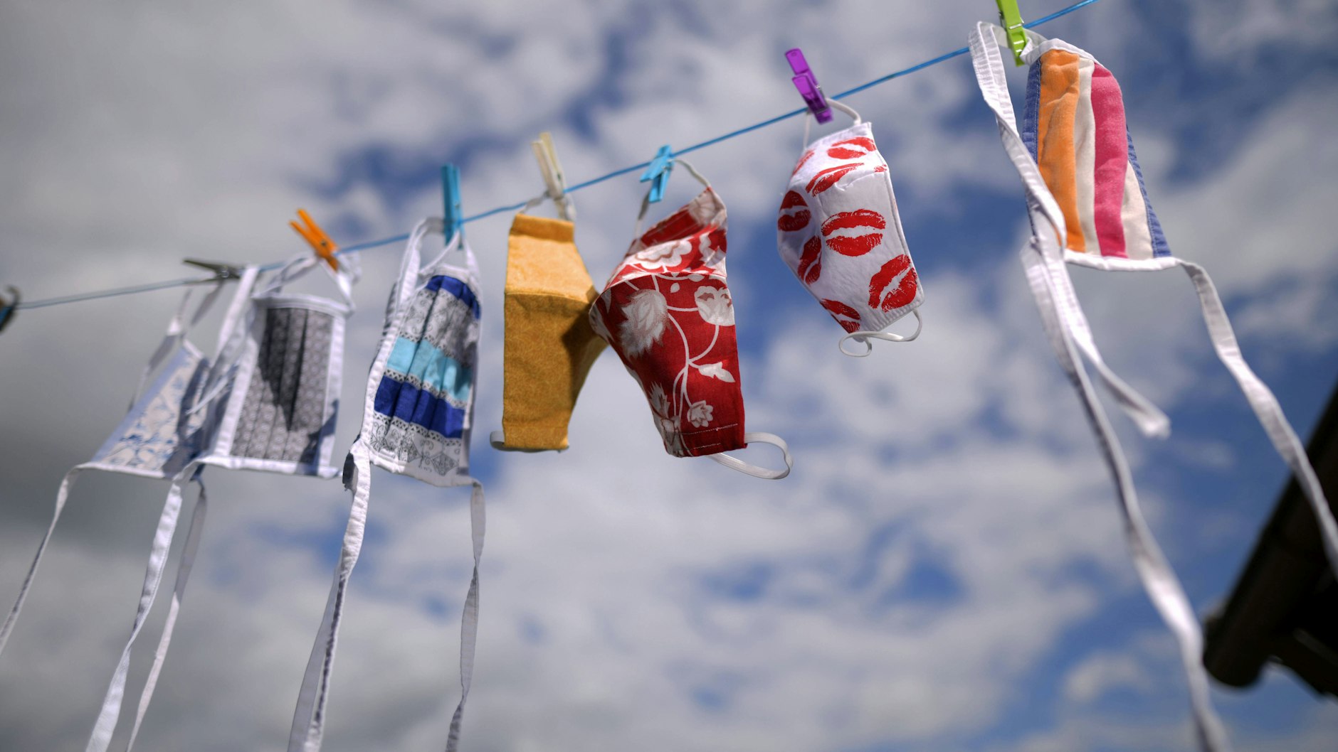 Corona hinterlässt auch bunte Bilder. Diese Masken wirken wie Wimpel der Hoffnung, dass die Pandemie bald vorbei ist.