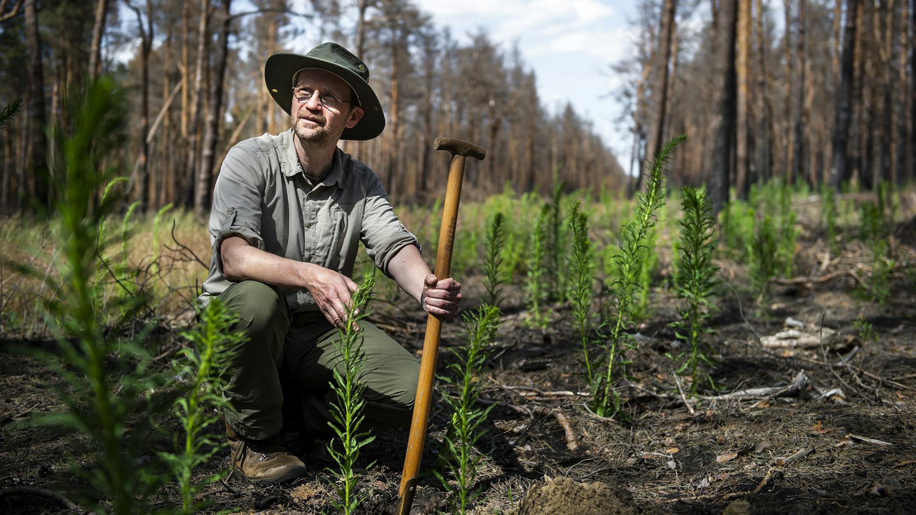 Andreas Meißner, Geschäftsführer der Wildnisstiftung, testet mit einem Spaten die Feuchtigkeit des Bodens. 
