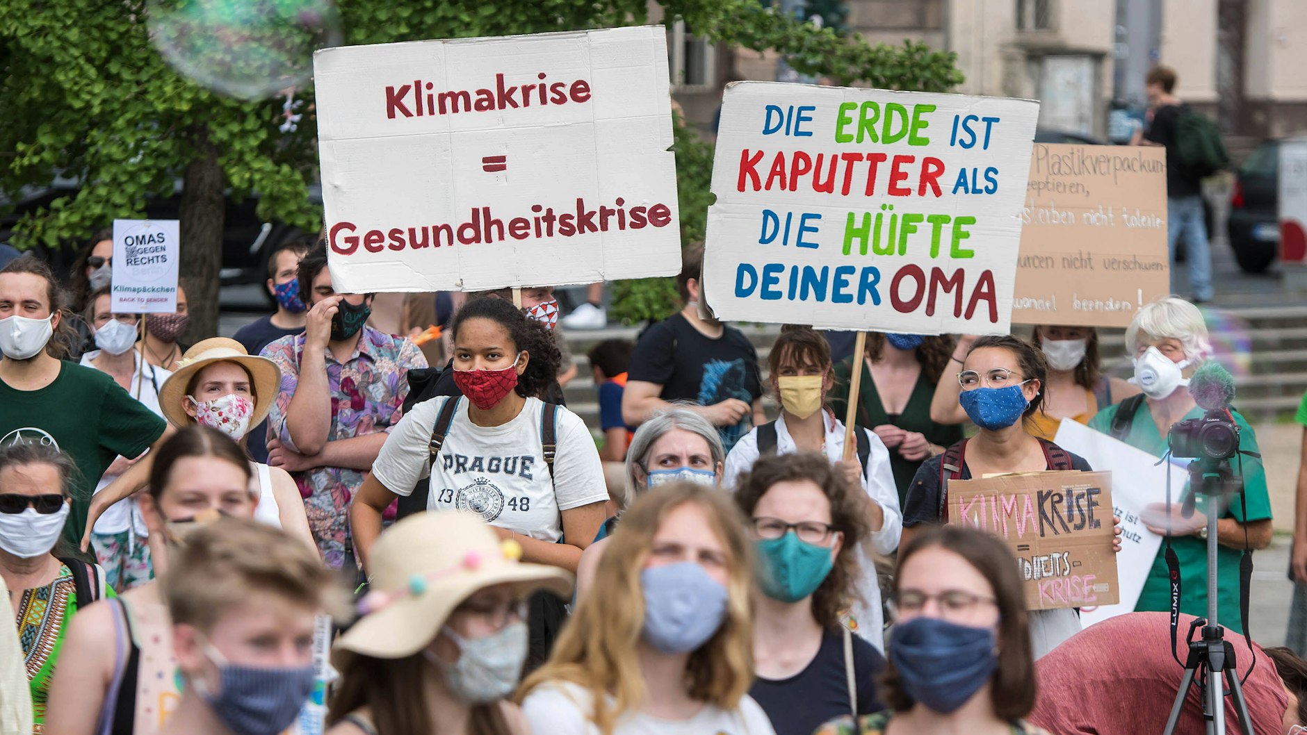 Die Generation der Unter-30-Jährigen kämpft für den Klimawandel: An den bundesweiten Protesten von Fridays for Future beteiligten sich auch im Juni in Berlin mehrere Hundert junge Leute. 