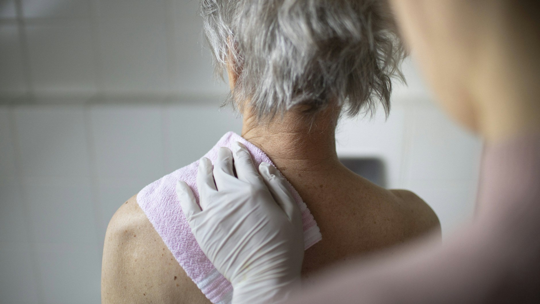 Corona-Hilfen für alle? Von wegen. Viele Alte und Kranke, also die am meisten gefährdete Gruppe, sind seit der Krise schlechter dran als zuvor.&nbsp;