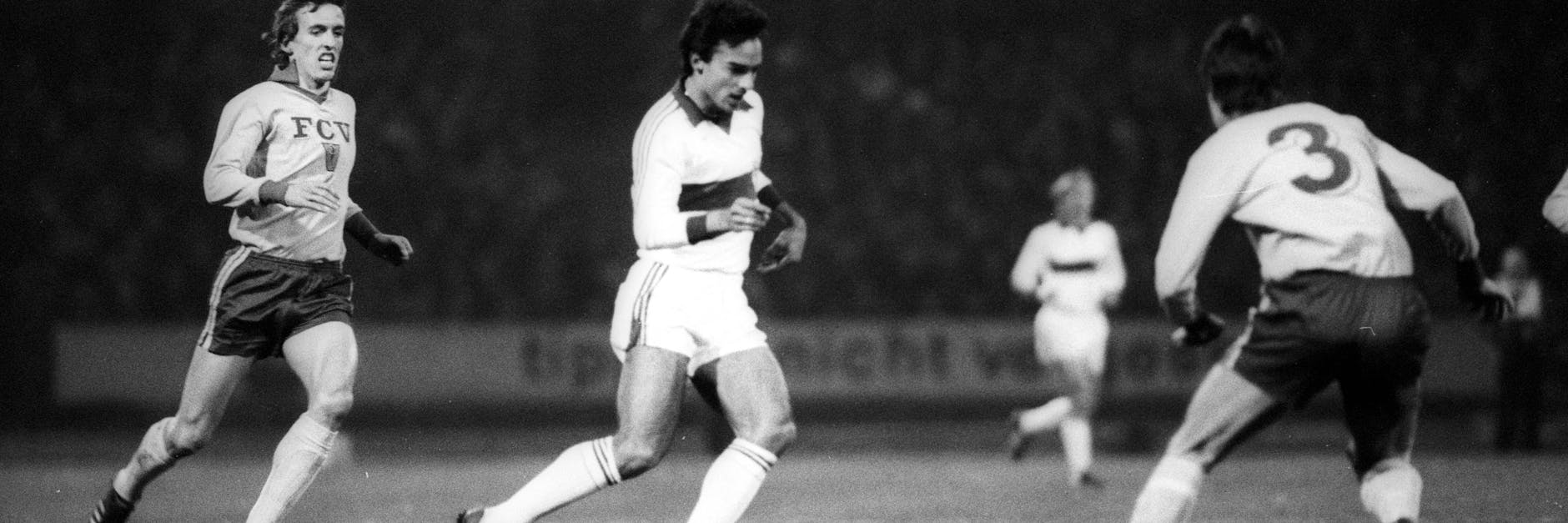 Im Konzert der Großen: Frankfurts Abwehr attackiert im Uefa-Cup-Duell Hansi Müller vom VfB Stuttgart.
