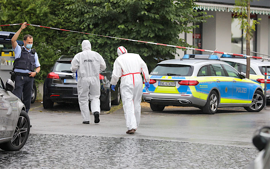 Einsatzkräfte der Polizei sind in der Stadtmitte von Bad Schussenried im Einsatz.